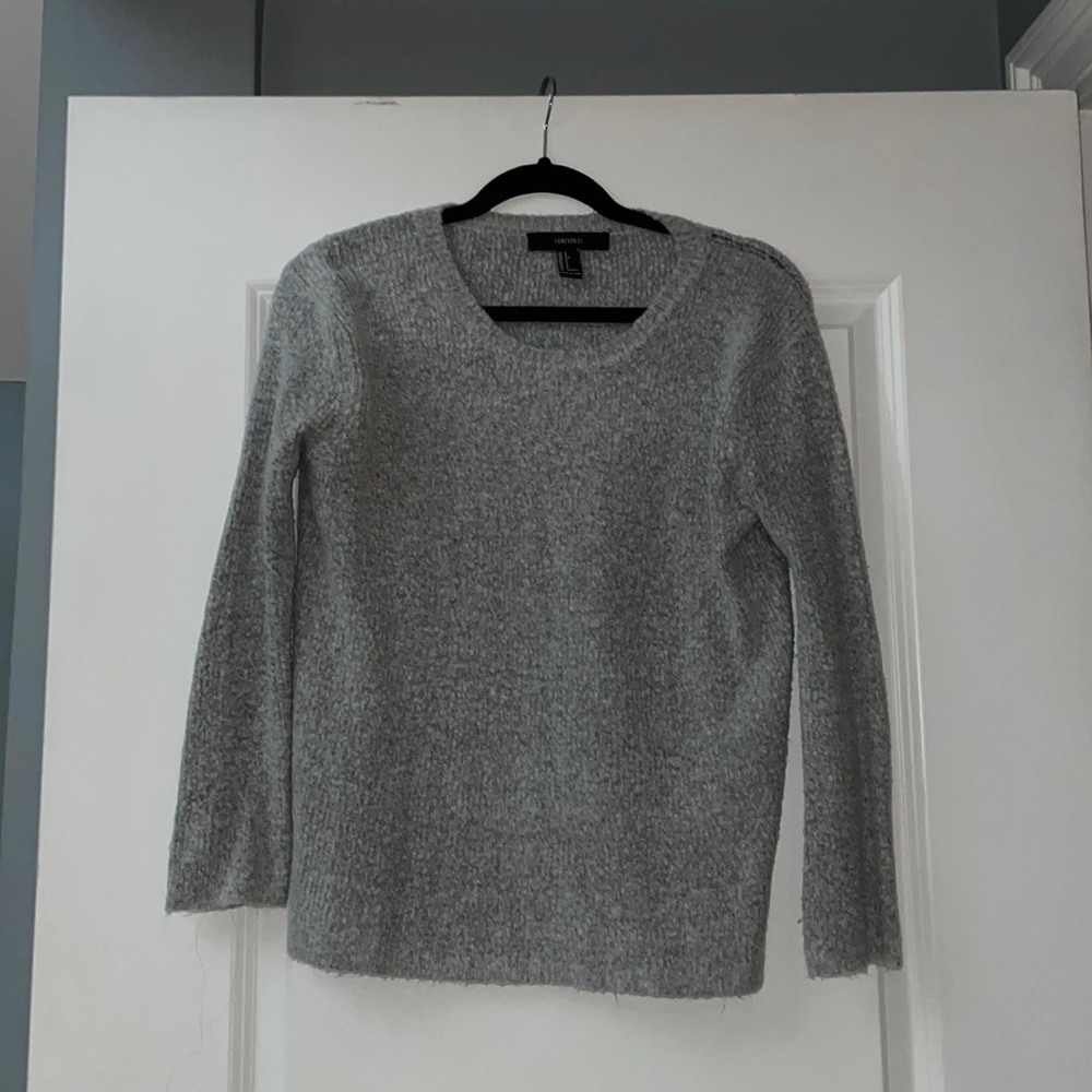 Size S gray sweater from forever 21! Good condition
